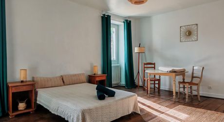 Ancien relais de poste de 8 chambres et sa grange sur 2100m² de terrain