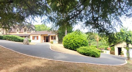 Les Eyzies - Maison périgourdine avec maison d'amis, piscine, garages et joli parc