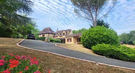 Les Eyzies - Maison périgourdine avec maison d'amis, piscine, garages et joli parc
