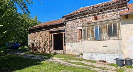 Au calme, corps de ferme de 2 maisons et granges sur 7000m² de terrain et piscine