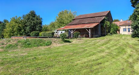 Au calme, corps de ferme de 2 maisons et granges sur 7000m² de terrain et piscine
