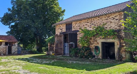Au calme, corps de ferme de 2 maisons et granges sur 7000m² de terrain et piscine