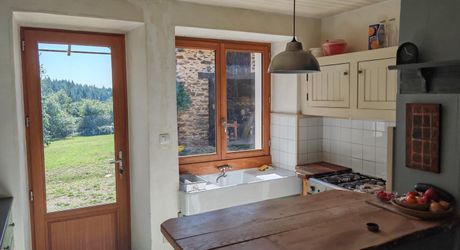 Au calme, corps de ferme de 2 maisons et granges sur 7000m² de terrain et piscine