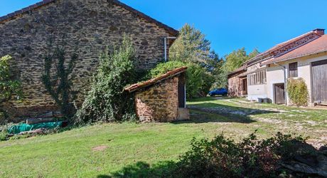 Au calme, corps de ferme de 2 maisons et granges sur 7000m² de terrain et piscine