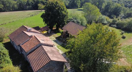 Au calme, corps de ferme de 2 maisons et granges sur 7000m² de terrain et piscine
