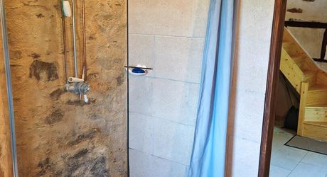 Au calme, corps de ferme de 2 maisons et granges sur 7000m² de terrain et piscine
