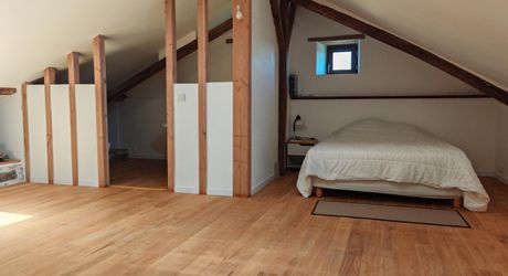 Au calme, corps de ferme de 2 maisons et granges sur 7000m² de terrain et piscine