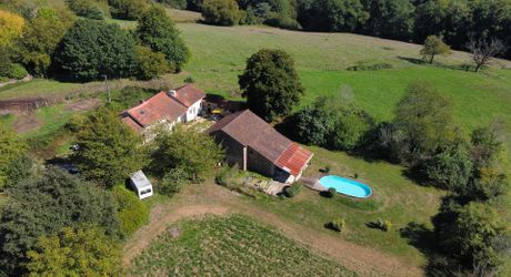 Au calme, corps de ferme de 2 maisons et granges sur 7000m² de terrain et piscine