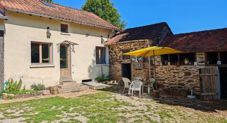 Au calme, corps de ferme de 2 maisons et granges sur 7000m² de terrain et piscine
