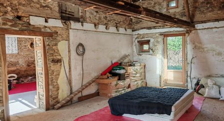 Au calme, corps de ferme de 2 maisons et granges sur 7000m² de terrain et piscine
