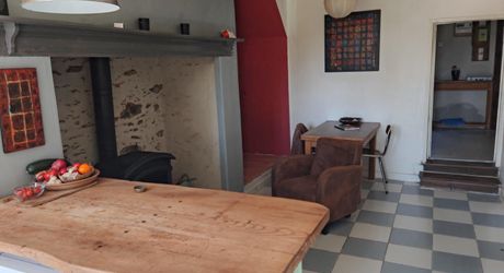 Au calme, corps de ferme de 2 maisons et granges sur 7000m² de terrain et piscine