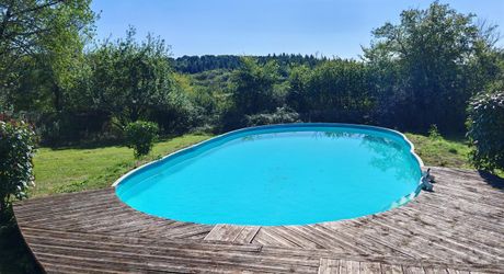 Au calme, corps de ferme de 2 maisons et granges sur 7000m² de terrain et piscine