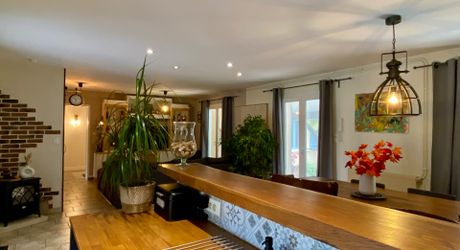  Maison d'Exception à 10 min de Périgueux : 123 m² de Charme, piscine et séchoir à tabac sur une parcelle de 3323m²