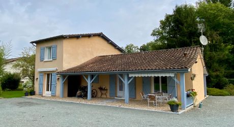  Maison d'Exception à 10 min de Périgueux : 123 m² de Charme, piscine et séchoir à tabac sur une parcelle de 3323m²