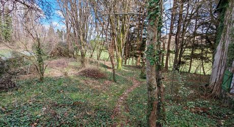 Maison des années 70 sans voisin et terrain boisé