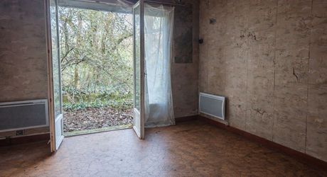 Maison des années 70 sans voisin et terrain boisé