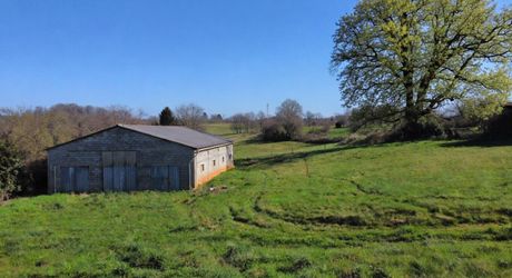 Excideuil - Ferme bourgeoise du XVIIe et dépendances sur 3,6 hectares
