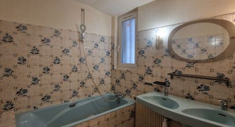 Exclusivité Label Pierres - Maison de ville aux Eyzies avec 3 chambres, appartement indépendant et garage.