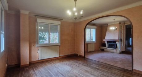 Exclusivité Label Pierres - Maison de ville aux Eyzies avec 3 chambres, appartement indépendant et garage.