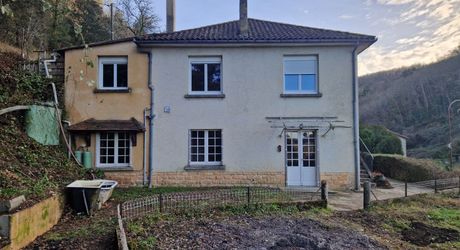 Exclusivité Label Pierres - Maison de ville aux Eyzies avec 3 chambres, appartement indépendant et garage.