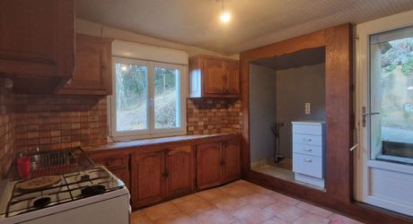 Exclusivité Label Pierres - Maison de ville aux Eyzies avec 3 chambres, appartement indépendant et garage.