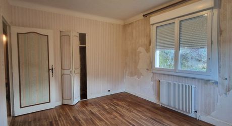 Exclusivité Label Pierres - Maison de ville aux Eyzies avec 3 chambres, appartement indépendant et garage.