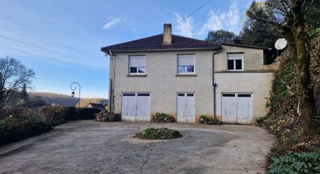 Exclusivité Label Pierres - Maison de ville aux Eyzies avec 3 chambres, appartement indépendant et garage.