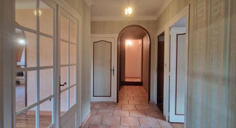 Exclusivité Label Pierres - Maison de ville aux Eyzies avec 3 chambres, appartement indépendant et garage.