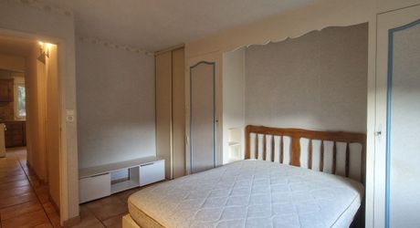 Exclusivité Label Pierres - Maison de ville aux Eyzies avec 3 chambres, appartement indépendant et garage.