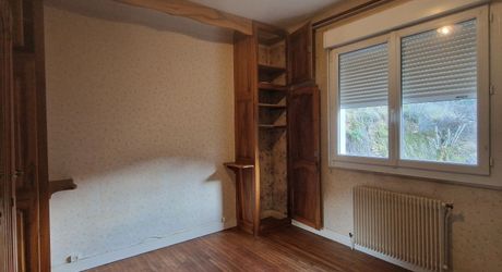 Exclusivité Label Pierres - Maison de ville aux Eyzies avec 3 chambres, appartement indépendant et garage.