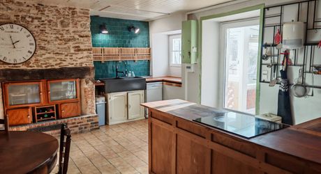 Maison périgourdine de plain pied et sa piscine au calme