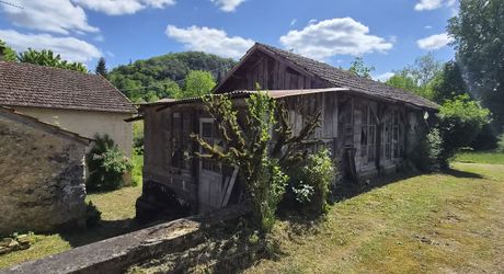 Exclusivité Label Pierres - Maison ancienne à restaurer sur 3900m² de jardin avec dépendances et accès à la rivière