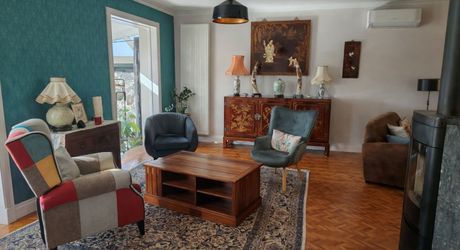 Brantôme – Renovated home with open views and independent guest space