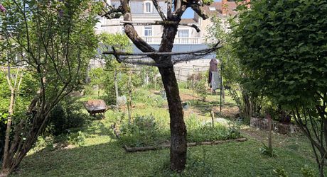 Immeuble de rapport évolutif de 200 m2 habitable avec garages, jardin et potentiel d’aménagement