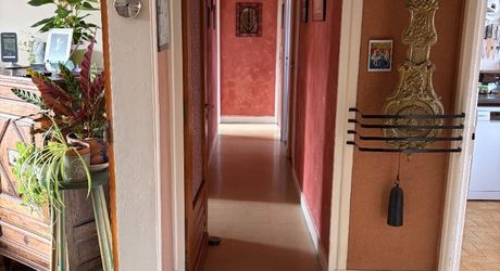 Immeuble de rapport évolutif de 200 m2 habitable avec garages, jardin et potentiel d’aménagement