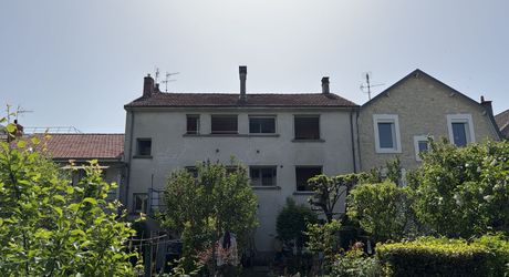 Immeuble de rapport évolutif de 200 m2 habitable avec garages, jardin et potentiel d’aménagement