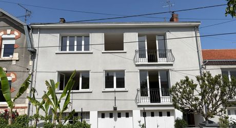 Immeuble de rapport évolutif de 200 m2 habitable avec garages, jardin et potentiel d’aménagement