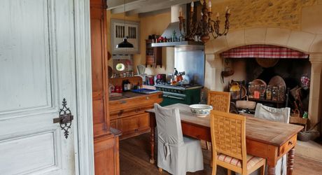 Excideuil - Domaine et ses gîtes avec belle vue depuis son parc arboré