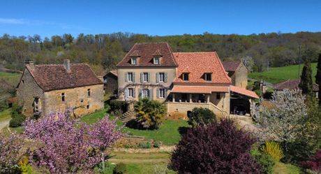 Excideuil - Domaine et ses gîtes avec belle vue depuis son parc arboré
