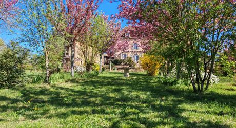 Excideuil - Domaine et ses gîtes avec belle vue depuis son parc arboré
