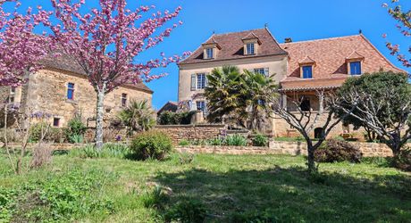Excideuil - Domaine et ses gîtes avec belle vue depuis son parc arboré