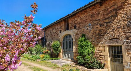 Excideuil - Domaine et ses gîtes avec belle vue depuis son parc arboré