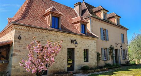 Excideuil - Domaine et ses gîtes avec belle vue depuis son parc arboré