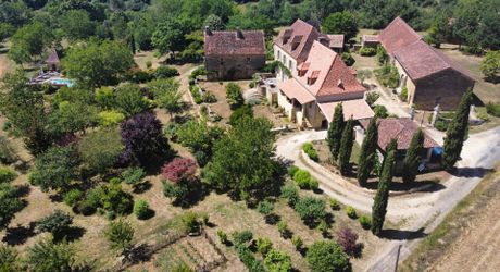 Excideuil - Domaine et ses gîtes avec belle vue depuis son parc arboré