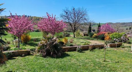 Excideuil - Domaine et ses gîtes avec belle vue depuis son parc arboré