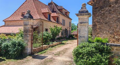 Excideuil - Domaine et ses gîtes avec belle vue depuis son parc arboré
