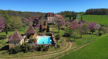 Excideuil - Domaine et ses gîtes avec belle vue depuis son parc arboré