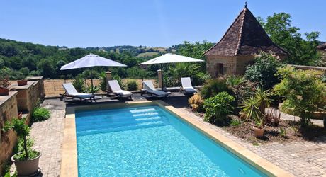 Excideuil - Domaine et ses gîtes avec belle vue depuis son parc arboré