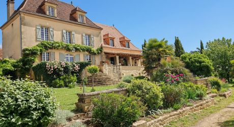 Excideuil - Domaine et ses gîtes avec belle vue depuis son parc arboré