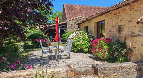 Excideuil - Domaine et ses gîtes avec belle vue depuis son parc arboré